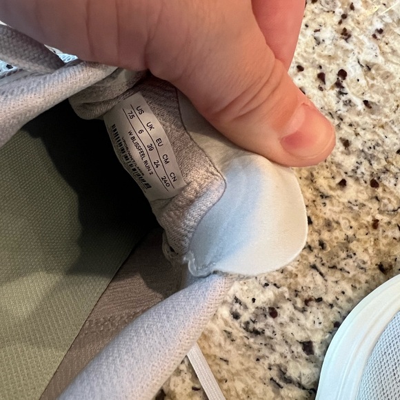 NWOT Lululemon blissful 2 Women’s running shoes size 7.5 - Picture 4 of 4